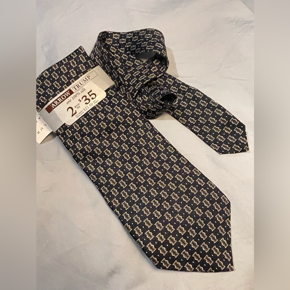 ⭐️3 for $10⭐️ NWT Arrow Trump Silk Tie - Navy with olive/grey pattern